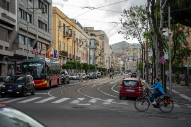 Messina, İtalya - Via T. Cannizzaro caddesine bakın. Messina Şehir Manzarası Tramvay Hatları boyunca hareket eden arabaları, Arka plandaki tepeleri gösteriyor.