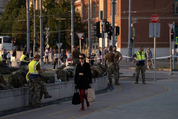 Budapeşte, Macaristan - 18 Eylül 2024: Budapeşte 'de Sel Hazırlıkları:' Boris Fırtınasından Sonra Yükselen Sulara Karşı Kum Torbalarını Yükselen Sulara Karşı Askeri Kuvvetler Doldurdu.