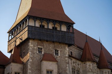 Hunedoara, Romanya - 20 Ekim 2024: Corvin Şatosu 'ndaki kulenin Yakın Çekimi.