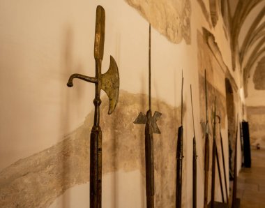 Hunedoara, Romanya - 20 Ekim 2024: Halberd Corvin Kalesi 'nin duvarında sergilendi: Ortaçağ mirasının bir parçası.