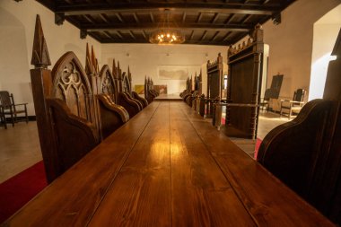 Sibiu, Romanya - 20 Ekim 2024: Corvin Şatosu 'nun Uzun Tahta Masası: Ortaçağ Romanya' sına Bir Bakış.