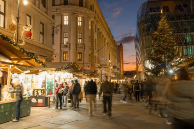 Budapeşte, Macaristan - 11 Kasım 2024: Macaristan 'ın başkentinde Noel Dekorasyonlu Şehir Merkezi: Macar Başkentinde Işıklar ve Bayram Tezahüratıyla Canlı Bir Şenlik Atmosferi.