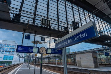 Berlin, Almanya - 24 Haziran 2024: Berlin Hayvanat Bahçesi İstasyonu: Şehrin Kalbinde Bir Tarihi ve Bustling Transit Merkezi.