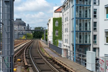 Berlin, Almanya - 24 Haziran 2024: Hackescher Markt İstasyonu: Berlin 'in Kalbinde Bir Tarihi ve Vibrant Merkezi.