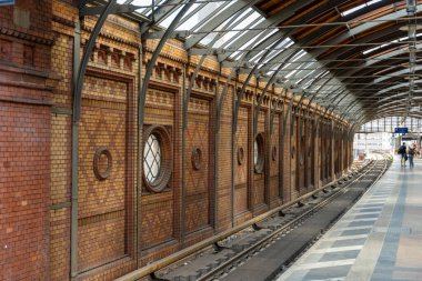 Berlin, Almanya - 24 Haziran 2024: Hackescher Markt İstasyonu: Berlin 'in Kalbinde Bir Tarihi ve Vibrant Merkezi.