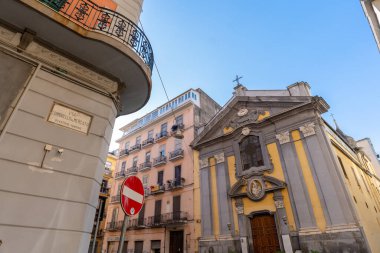 Napoli, İtalya - 24 Mayıs 2024: Napoli 'de Via Carminiello Al Mercato' yu Keşfe çıkmak: İtalyan Cazibesi ve Hayat Dolu Tarihi Bir Sokak.