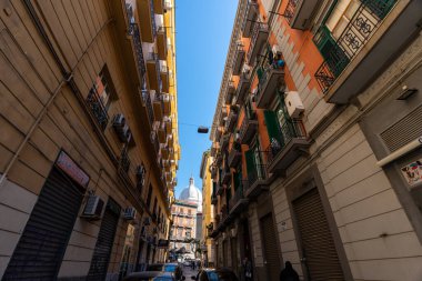  Napoli, İtalya - 24 Mayıs 2024: Napoli 'nin Dar Sokakları: İtalyan Tarihi Geçitleri ve Yerel Mahallelerin Büyüsünü Keşfeden. 