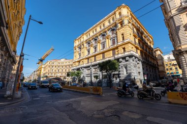 Napoli, İtalya - 24 Mayıs 2024: Napoli 'deki C.so Umberto I Street' in Keşfi: Tarihi Cazibe, Şehir Hayatı ve İtalyan Kültürü 'nün Bustling Harmanı.