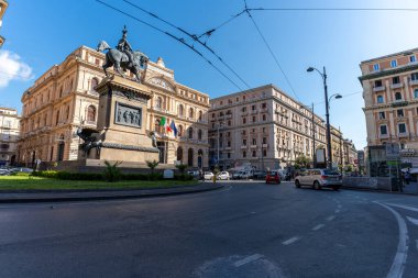 Napoli, İtalya - 24 Mayıs 2024: Napoli 'deki Corso Umberto I Anıtı' nda Fotoğraflar: Bu İkonik Simgenin Tarihi Büyüsü ve Mimarisini Yakalamak.