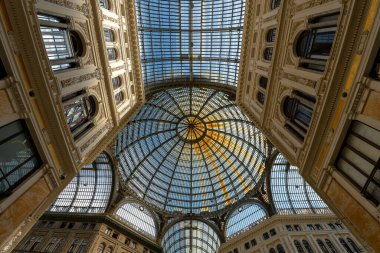 Napoli, İtalya - 24 Mayıs 2024: Napoli 'deki Süslü Galeri Tavanı Umberto I: İtalyan Mimari Üstünlüğünün Çarpıcı bir örneği.