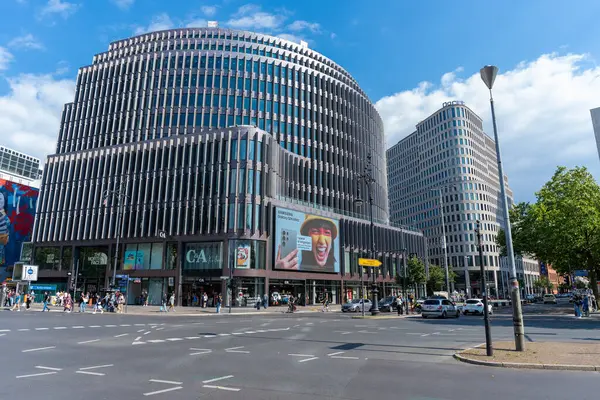  Berlin, Yermany - 24 Haziran 2024: Berlin 'de Kurvrstendamm Boyunca Çağdaş Mimarlık ve Kentsel Yaşamın Şovu. 