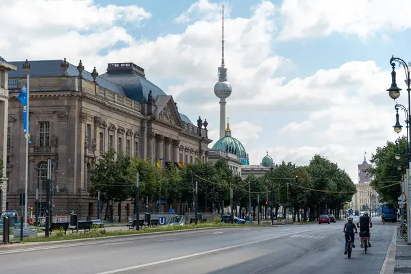  Berlin, Yermany - 24 Haziran 2024: Berlin 'de Tarihi Zeughaus Bilding Barok Mimarisinin Tarihi Simgesi. 