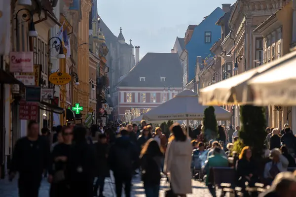  Brasov, Romanya - 22 Ekim 2024: Strada Republicii, Braov: Romanya 'da Tarihi Cazibe ve Kültür Mirasıyla Dolu Bir Resim ve Vibrant Caddesi. 