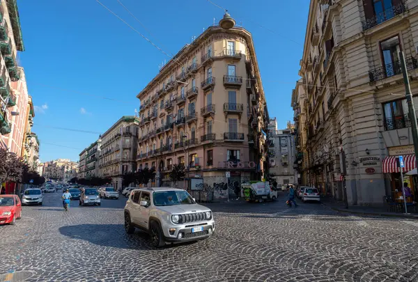  Napoli, İtalya - 24 Mayıs 2024: Napoli 'nin Geniş Sokakları: İtalya' nın Hareketli Kentsel Yollarını Keşfeden Güney Şehri. 