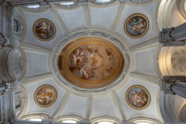 Caserta, İtalya - 24 Mayıs 2024: İtalya 'daki Caserta Kalesinin İçi: Barok Zarafetinin Görkemli Bir Harmanı, Kraliyet Görkemi ve Kültür Mirası.