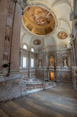 Caserta, İtalya - 24 Mayıs 2024: İtalya 'daki Caserta Kalesinin İçi: Barok Zarafetinin Görkemli Bir Harmanı, Kraliyet Görkemi ve Kültür Mirası.