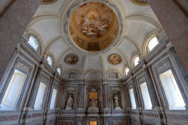 Caserta, İtalya - 24 Mayıs 2024: İtalya 'daki Caserta Kalesinin İçi: Barok Zarafetinin Görkemli Bir Harmanı, Kraliyet Görkemi ve Kültür Mirası.