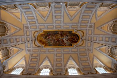 Caserta, İtalya - 24 Mayıs 2024: İtalya 'daki Caserta Kalesinin İçi: Barok Zarafetinin Görkemli Bir Harmanı, Kraliyet Görkemi ve Kültür Mirası.