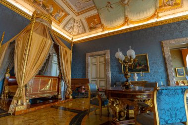 Caserta, İtalya - 24 Mayıs 2024: Caserta Şatosu 'nda Kral II. Francis' in Yatak Odası: İtalya 'nın Kraliyet Zarafeti ve Kültür Mirasına Şatafatlı Bir Bakış.