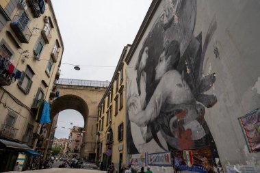 Napoli, İtalya - 24 Mayıs 2024: Napoli 'de Büyük Duvar Grafitisi: Güney İtalya' da Şehir Sanatı ve Yerel Kültürün Canlı İfadesi.