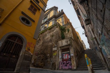 Napoli, İtalya - 24 Mayıs 2024: Grafviti ile Napoli 'nin Dar Sokakları: İtalyan Tarihi Kentinde Şehir Sanat Sahnesinin Keşfi. 