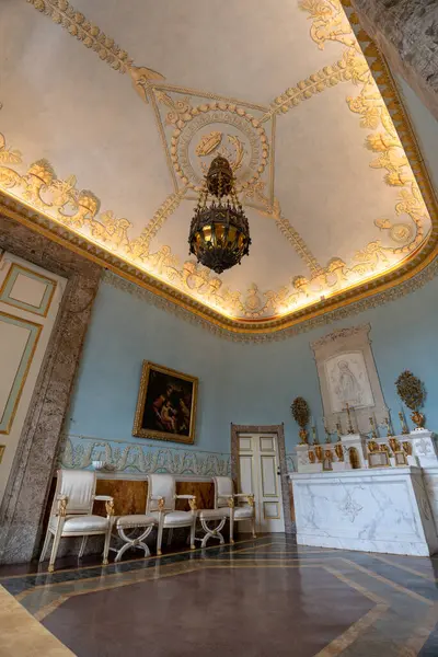 Caserta, İtalya - 24 Mayıs 2024: İtalya 'daki Caserta Kalesinin İçi: Barok Zarafetinin Görkemli Bir Harmanı, Kraliyet Görkemi ve Kültür Mirası.