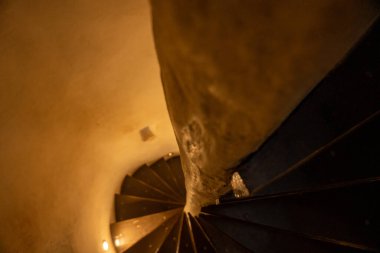Hunedoara, Romanya - 20 Ekim 2024: Corvin Kalesindeki Antik Spiral Merdiven.