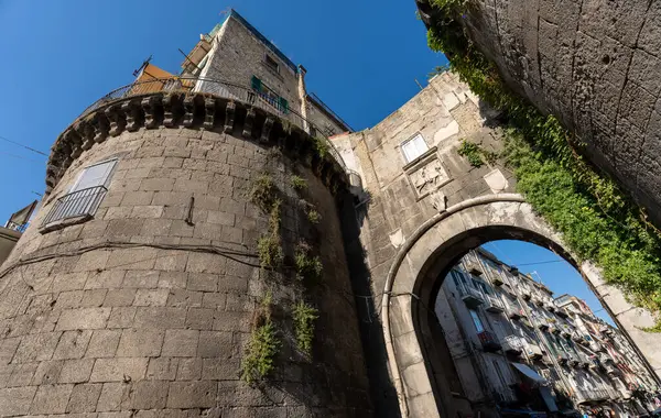Napoli, İtalya - 24 Mayıs 2024: Napoli 'deki Porta Nolana: Şehrin Zengin İtalyan Mirası ve Mimari Büyüsünü gözler önüne seren Tarihi Ağ.