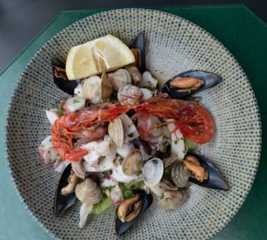 Pompei, İtalya - 25 Mayıs 2024: Bir tabak deniz ürünü salatası.