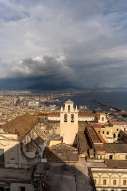 Napoli, İtalya - 25 Mayıs 2024: Napoli ve Vezüv Dağı manzarası