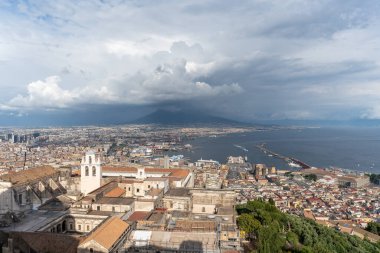 Napoli, İtalya - 25 Mayıs 2024: Napoli ve Vezüv Dağı manzarası.