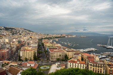 Napoli, İtalya - 27 Mayıs 2024: Napoli 'nin panoramik manzarası şehrin kalabalık binaları, parıldayan Napoli Körfezi.