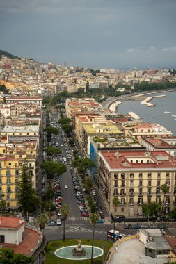 Napoli, İtalya - 27 Mayıs 2024: Napoli 'nin panoramik manzarası şehrin kalabalık binaları, parıldayan Napoli Körfezi.