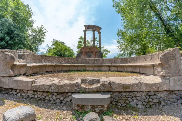 Pompei, İtalya - 25 Mayıs 2024: Pompei 'deki Via dei Sepolcri' de Exedra mezarı, antik defin yapısını sergiliyor.