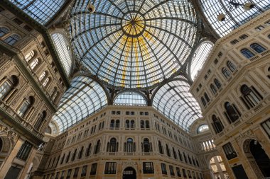 Napoli, İtalya - 24 Mayıs 2024: Napoli 'deki Süslü Galeri Tavanı Umberto I: İtalyan Mimari Üstünlüğünün Çarpıcı bir örneği.