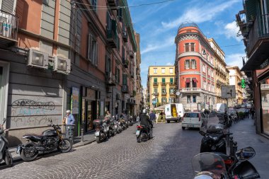 Napoli, İtalya - 24 Mayıs 2024: Via dei Mille Caddesi, Napoli: İtalyan Kültür, Mimarlık ve Günlük Yaşam Merkezi.