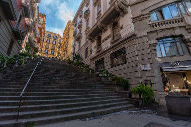 Napoli, İtalya - 24 Mayıs 2024: L.go Luisa Conte Caddesi, Napoli: Otantik İtalyan Şehir Hayatı 'nın Resimli ve Canlı Parıltısı.