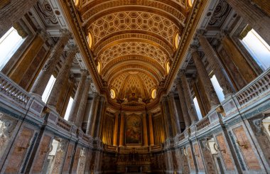 Caserta, İtalya - 24 Mayıs 2024: İtalya 'daki Caserta Kalesinin İçi: Barok Zarafetinin Görkemli Bir Harmanı, Kraliyet Görkemi ve Kültür Mirası.