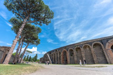 Pompei, İtalya - 25 Mayıs 2024: Roma 'nın antik gladyatör arenası Pompei Amfitiyatrosu, zamanın etkileyici mühendislik ve kültürel önemini gözler önüne seriyor..