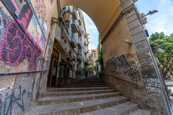Napoli, İtalya - 24 Mayıs 2024: Napoli 'deki Graffiti Kemeri: Şehir Sanatı, Mimarisi ve Vibrant Kent Kültürü' nün Kalın Kavşağı.