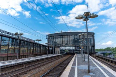 Berlin, Almanya - 24 Haziran 2024: Berlin Hayvanat Bahçesi İstasyonu: Şehrin Kalbinde Bir Tarihi ve Bustling Transit Merkezi.