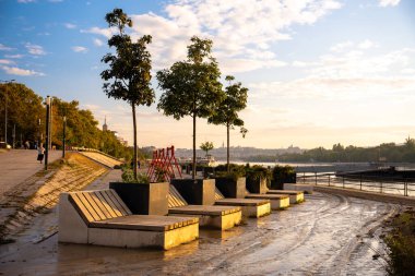 Budapeşte, Macaristan - 24 Eylül 2024: Budapeşte 'nin bir kentsel bölgesinde Fırtına Boris' ten Çamur Solu.