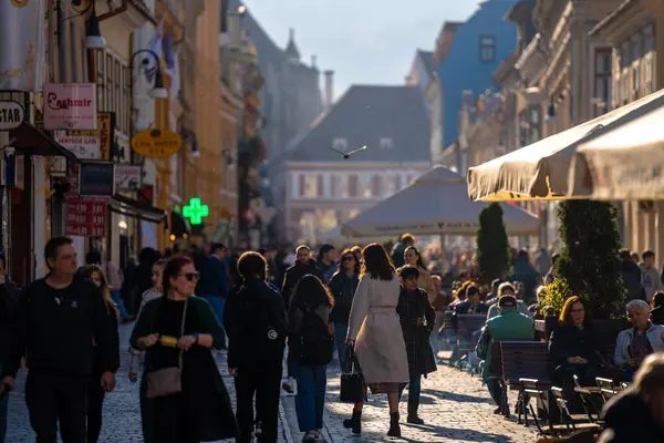  Brasov, Romanya - 22 Ekim 2024: Strada Republicii, Braov: Romanya 'da Tarihi Cazibe ve Kültür Mirasıyla Dolu Bir Resim ve Vibrant Caddesi. 