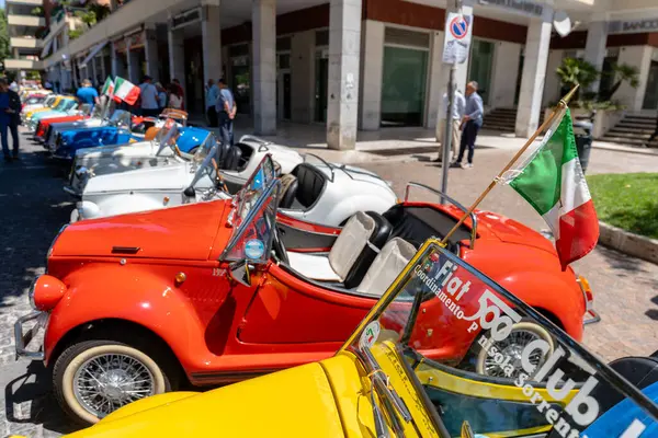 Sorrento, İtalya - 26 Mayıs 2024: Sorrento 'da çeşitli klasik küçük araçların sergilendiği, benzersiz tasarımlarının ve geçmişin cazibesinin ön plana çıkarıldığı bir retro sergisi.