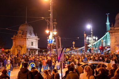 Budapeşte, Macaristan - 25 Mart 2025: Budapeşte 'de Özgürlük Köprüsü' nde Gururu yasaklayan yasaya karşı miting.