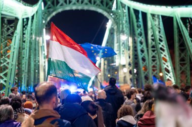 Budapeşte, Macaristan - 25 Mart 2025: Budapeşte 'de Özgürlük Köprüsü' nde Gururu yasaklayan yasaya karşı miting.
