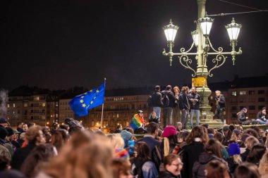 Budapeşte, Macaristan - 25 Mart 2025: Budapeşte 'de Özgürlük Köprüsü' nde Gururu yasaklayan yasaya karşı miting.