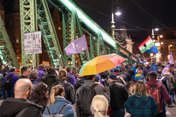 Budapeşte, Macaristan - 25 Mart 2025: Budapeşte 'de Özgürlük Köprüsü' nde Gururu yasaklayan yasaya karşı miting.