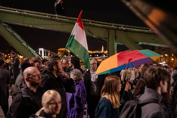 Budapeşte, Macaristan - 25 Mart 2025: Budapeşte 'de Özgürlük Köprüsü' nde Gururu yasaklayan yasaya karşı miting.