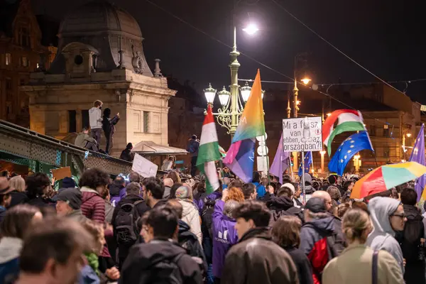 Budapeşte, Macaristan - 25 Mart 2025: Budapeşte 'de Özgürlük Köprüsü' nde Gururu yasaklayan yasaya karşı miting.